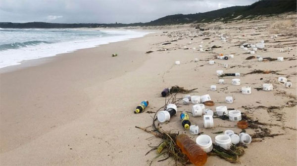 Australian beaches, covered with rubbish, shipping containers fell, Tasman Sea