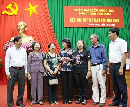 HCM City leader receives foreign military attache delegation in Vietnam, Vice President apprises Vĩnh Long voters about NA session, NA Chairwoman helps Can Tho voters understand special zone law
