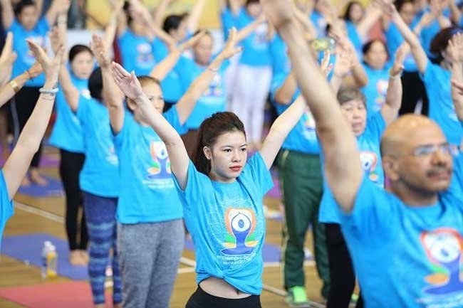 Hundreds of people practice yoga in HCM City, Sports news, football, Vietnam sports, vietnamnet bridge, english news, Vietnam news, news Vietnam, vietnamnet news, Vietnam net news, Vietnam latest news, vn news, Vietnam breaking news