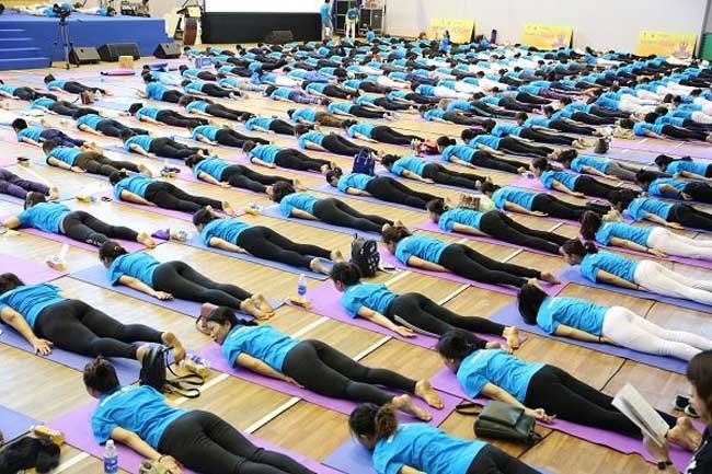 Hundreds of people practice yoga in HCM City, Sports news, football, Vietnam sports, vietnamnet bridge, english news, Vietnam news, news Vietnam, vietnamnet news, Vietnam net news, Vietnam latest news, vn news, Vietnam breaking news