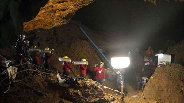 Thai cave, divers, save trapped boys