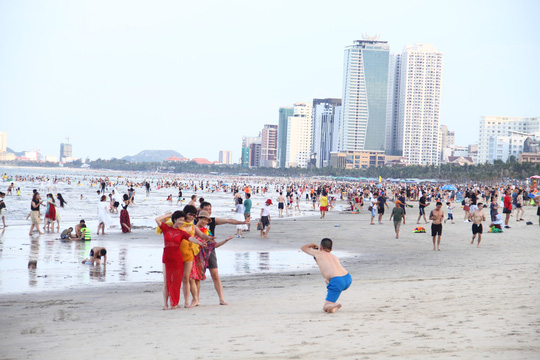 Bathers suffer rashes at Da Nang beaches