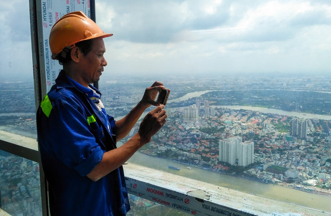 Landmark 81 has a total area of 141,000 square metres. More than 2,000 workers, engineers and experts are working hard to put the finishing touches to the construction work, which is expected to be completed in early 2019.