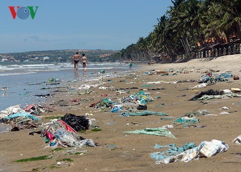 Binh Thuan authorities order clean-up of Phan Thiet beach, Vietnam environment, climate change in Vietnam, Vietnam weather, Vietnam climate, pollution in Vietnam, environmental news, sci-tech news, vietnamnet bridge, english news, Vietnam news, news Vietn