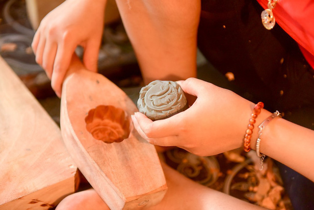 Hanoi family pursues mooncake mould making for decades, entertainment events, entertainment news, entertainment activities, what’s on, Vietnam culture, Vietnam tradition, vn news, Vietnam beauty, news Vietnam, Vietnam news, Vietnam net news, vietnamnet ne