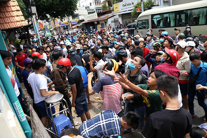 Hundreds battle to get gifts for the dead in HCM City, social news, vietnamnet bridge, english news, Vietnam news, news Vietnam, vietnamnet news, Vietnam net news, Vietnam latest news, vn news, Vietnam breaking news