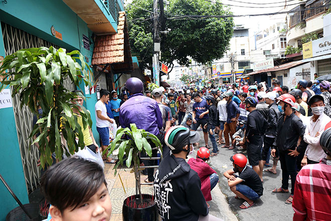 Hundreds battle to get gifts for the dead in HCM City, social news, vietnamnet bridge, english news, Vietnam news, news Vietnam, vietnamnet news, Vietnam net news, Vietnam latest news, vn news, Vietnam breaking news