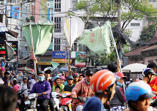 Hundreds battle to get gifts for the dead in HCM City, social news, vietnamnet bridge, english news, Vietnam news, news Vietnam, vietnamnet news, Vietnam net news, Vietnam latest news, vn news, Vietnam breaking news