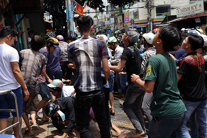 Hundreds battle to get gifts for the dead in HCM City, social news, vietnamnet bridge, english news, Vietnam news, news Vietnam, vietnamnet news, Vietnam net news, Vietnam latest news, vn news, Vietnam breaking news