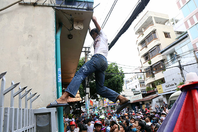 Hundreds battle to get gifts for the dead in HCM City, social news, vietnamnet bridge, english news, Vietnam news, news Vietnam, vietnamnet news, Vietnam net news, Vietnam latest news, vn news, Vietnam breaking news