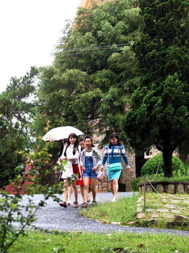 Da Lat’s pink cathedral becomes a popular attraction, travel news, Vietnam guide, Vietnam airlines, Vietnam tour, tour Vietnam, Hanoi, ho chi minh city, Saigon, travelling to Vietnam, Vietnam travelling, Vietnam travel, vn news