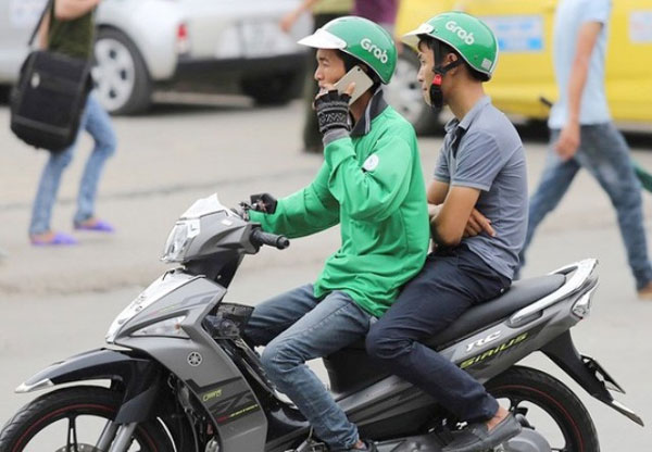 Grab riders, using phones while riding, get penalized, Vietnam economy, Vietnamnet bridge, English news about Vietnam, Vietnam news, news about Vietnam, English news, Vietnamnet news, latest news on Vietnam, Vietnam