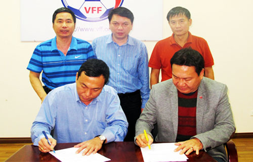 Đại diện VFF và HLV Hoàng Văn Phúc ký vào văn bản thanh lý hợp đồng